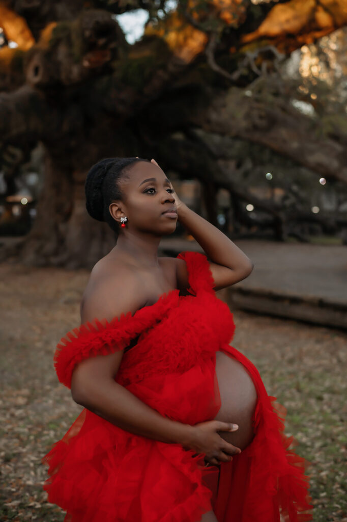Treaty Oak Park Maternity Session | Florida Maternity Photographer | Mother posing for her maternity session